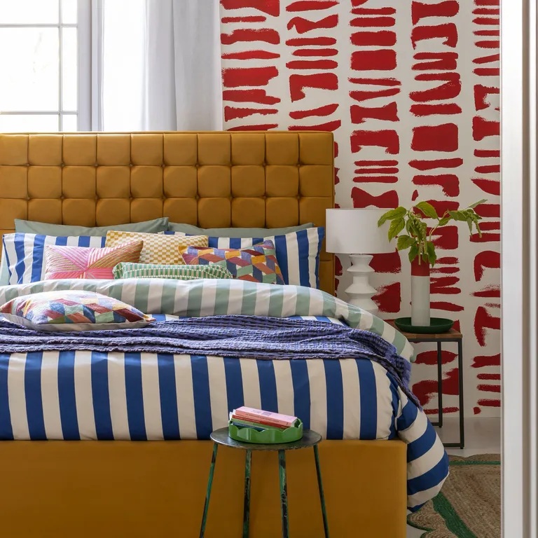 الألوان الصارخة تتعارض مع الشعور بالهدوء والاسترخاء الذي نبحث عنه في غرفة النوم