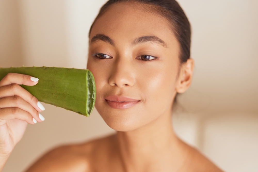 الألوفيرا ليست مجرد مكوّن مهدّئ، بل طقس عناية ذكي يعيد للبشرة توازنها الطبيعي