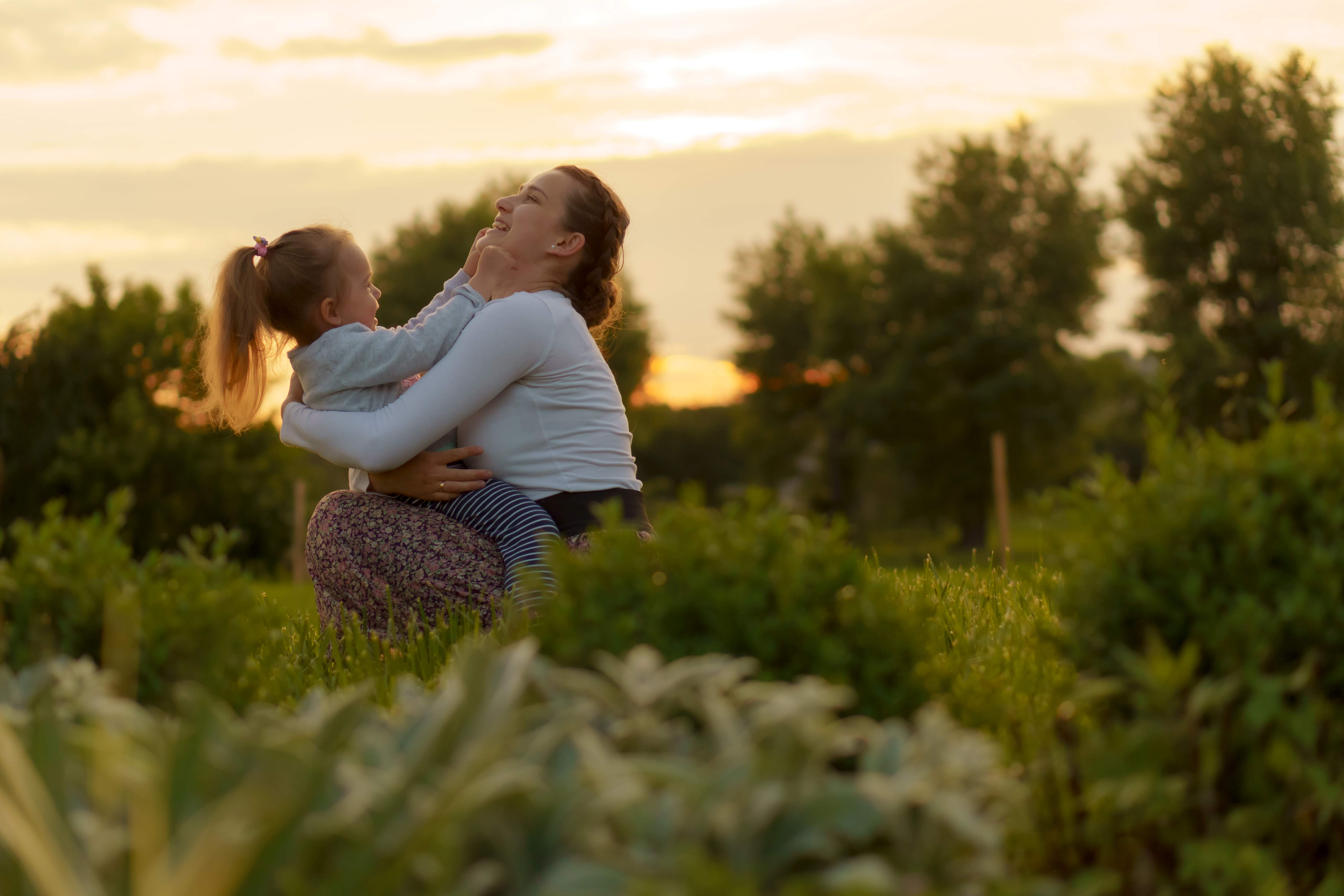 الأم كصانعة أجيال قادرة على فعل المستحيل من أجل أطفالها