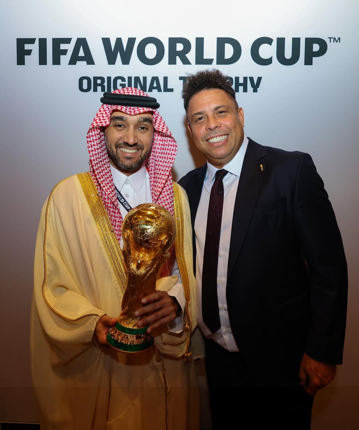 الأمير عبدالعزيز بن تركي الفيصل برفقة أسطورة كرة القدم البرازيلية رونالدو، حاملًا كأس العالم، خلال نهائي مونديال 2026