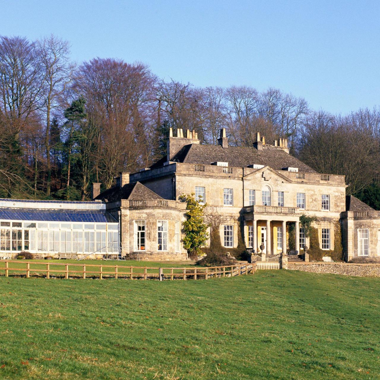 الأميرة آن Gatcombe Park مبنية من الحجر الجيري العازل ذي الكتلة الحرارية العالية