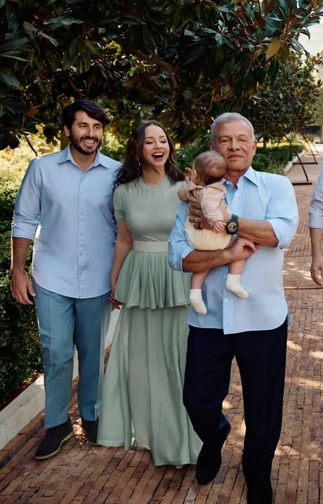 الأميرة إيمان ترتدي طقما بنفس اللون، مكون من تنورة ماكسي فضفاضة غنية بالثنيات