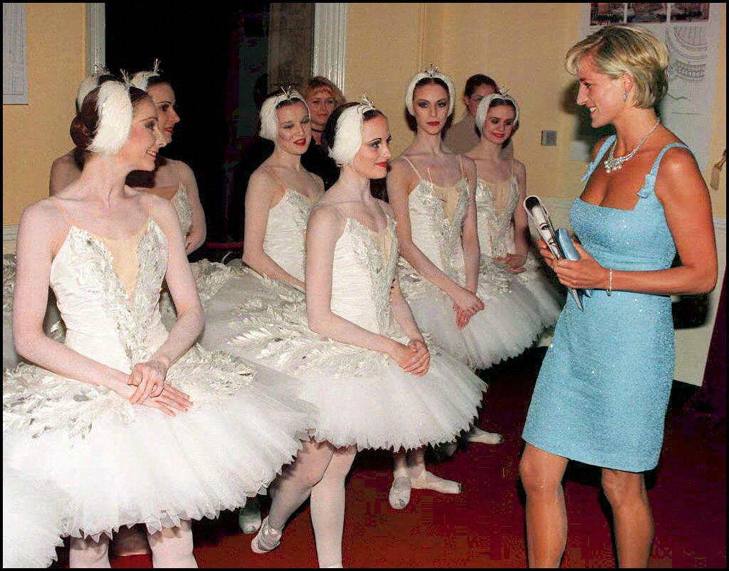 الأميرة ديانا تتألق بقلادة Swan Lake necklace من توقيع دار المجوهرات الملكية غرارد Garrard