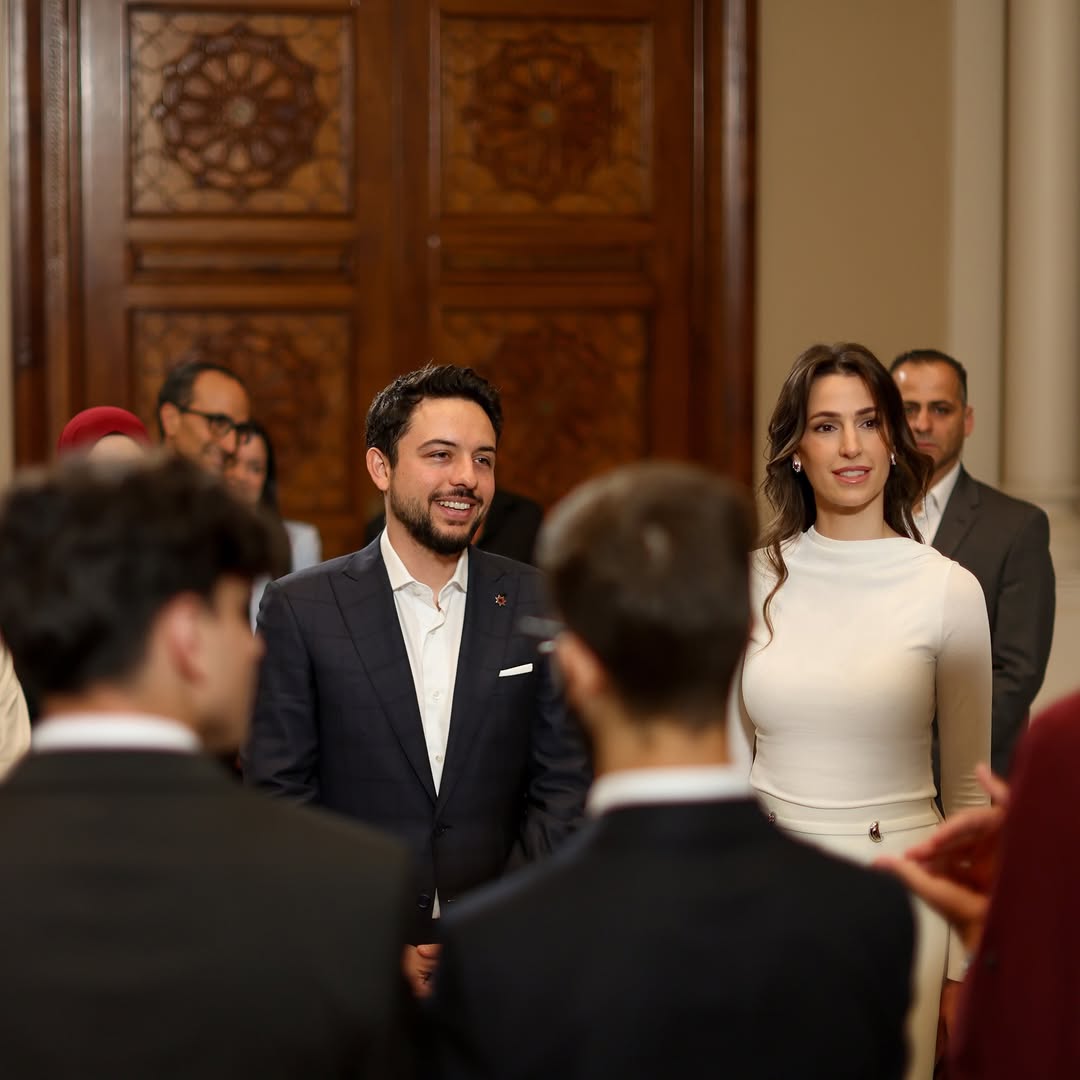 الأميرة رجوة ببنطلون واسع الأرجل مع توب طويل على شكل فستان