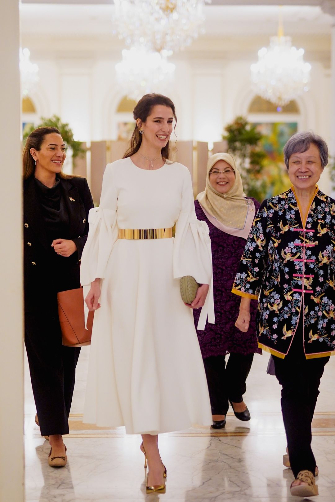 الأميرة رجوة بفستان ميدي باللون الأبيض من توقيع Roksanda