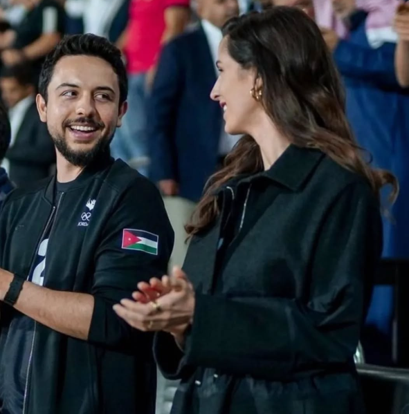 الأميرة رجوة بمجوهرات بسيطة من الذهب الأصفر