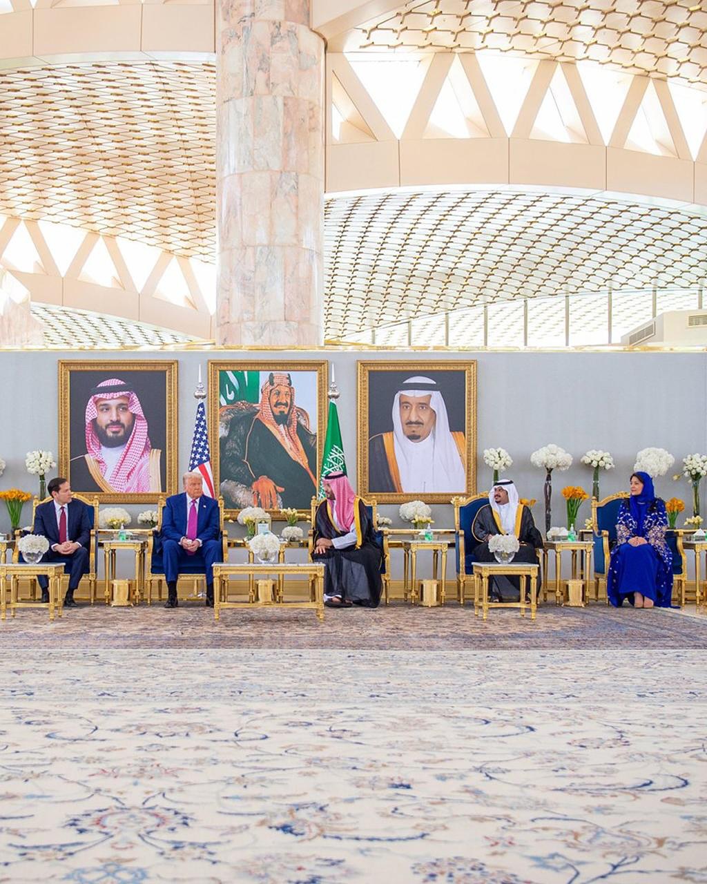 الأميرة ريما بنت بندر أثناء استقبال الرئيس ترامب في الرياض