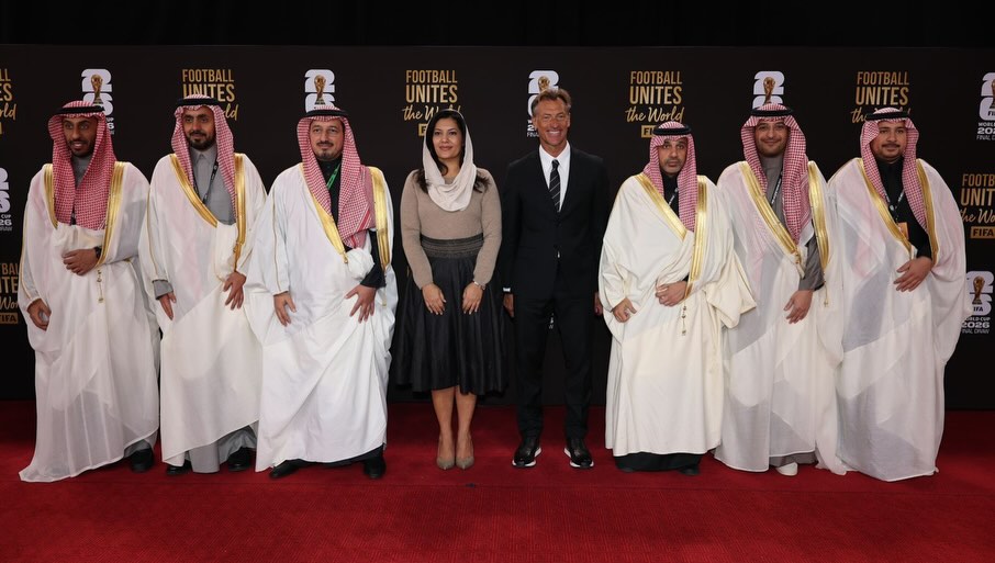 الأميرة ريما بنت بندر تتوسط الوفد السعودي ومدرب المنتخب السعودي هيرفي رينارد