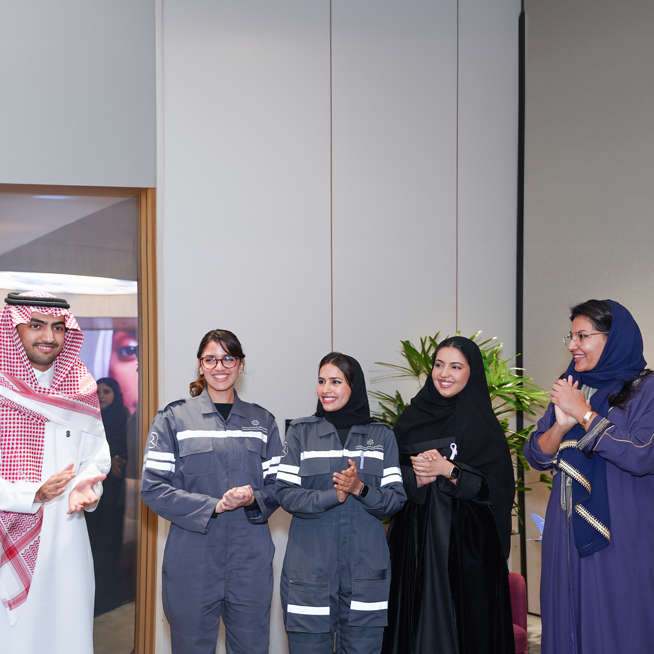 الأميرة ريما بنت بندر خلال زيارتها مقر طيران الرياض دعمًا لمبادرة 10KSA2025.