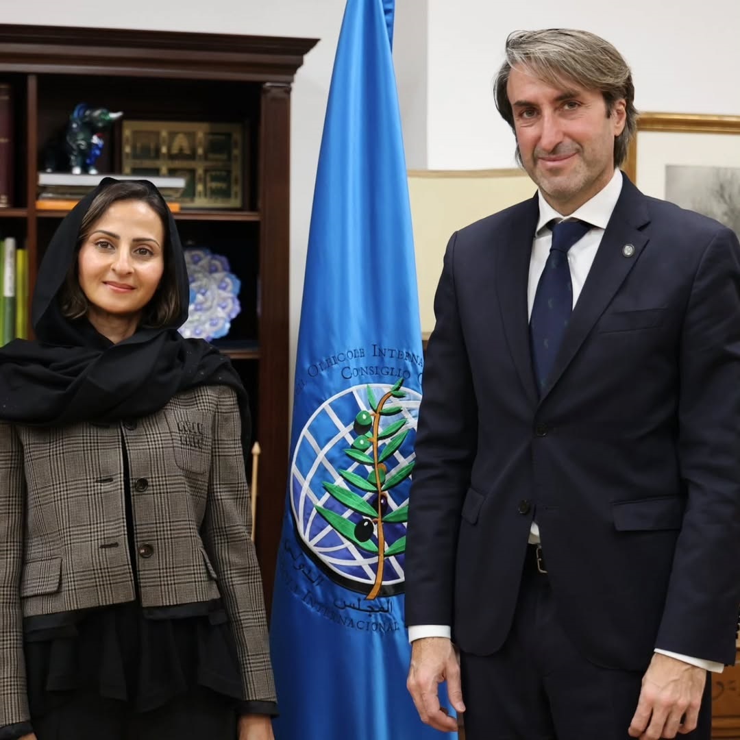 الأميرة سارة بنت بندر مع المدير التنفيذي للمجلس الدولي للزيتون
