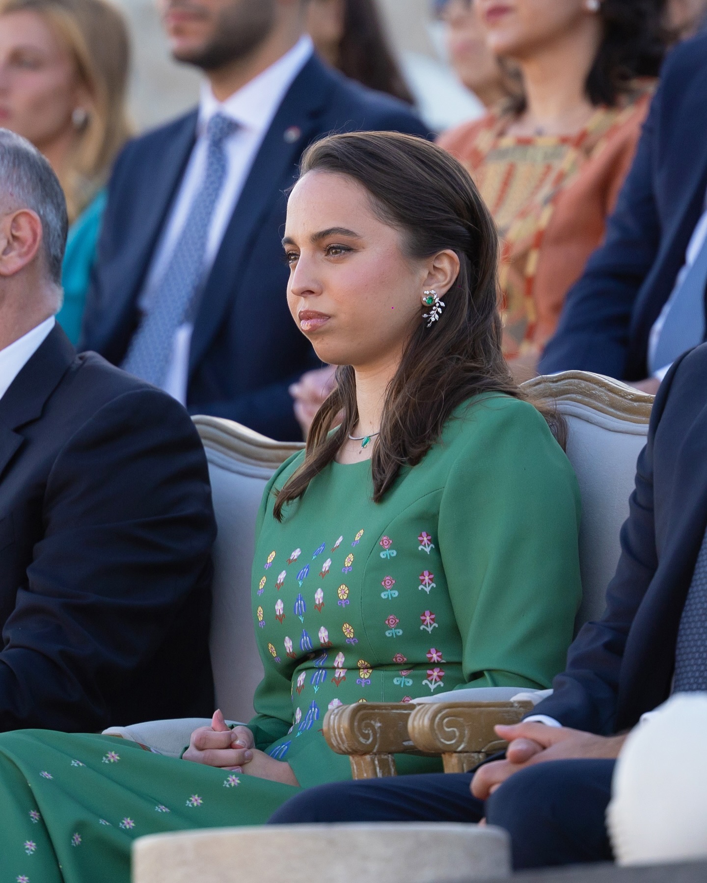 الأميرة سلمى بتصاميم مجوهرات أنيقة مرصّعة بالزمرد الأخضر