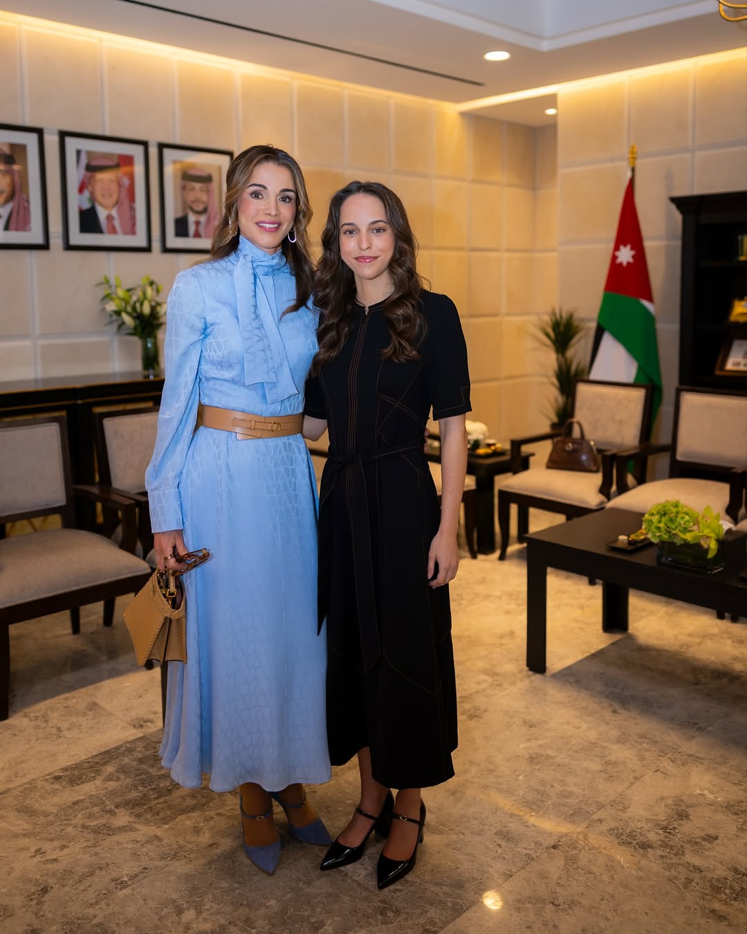 الأميرة سلمى ترتدي فستانا ميدي بقصة مستقيمة باللون الأسود الموحد