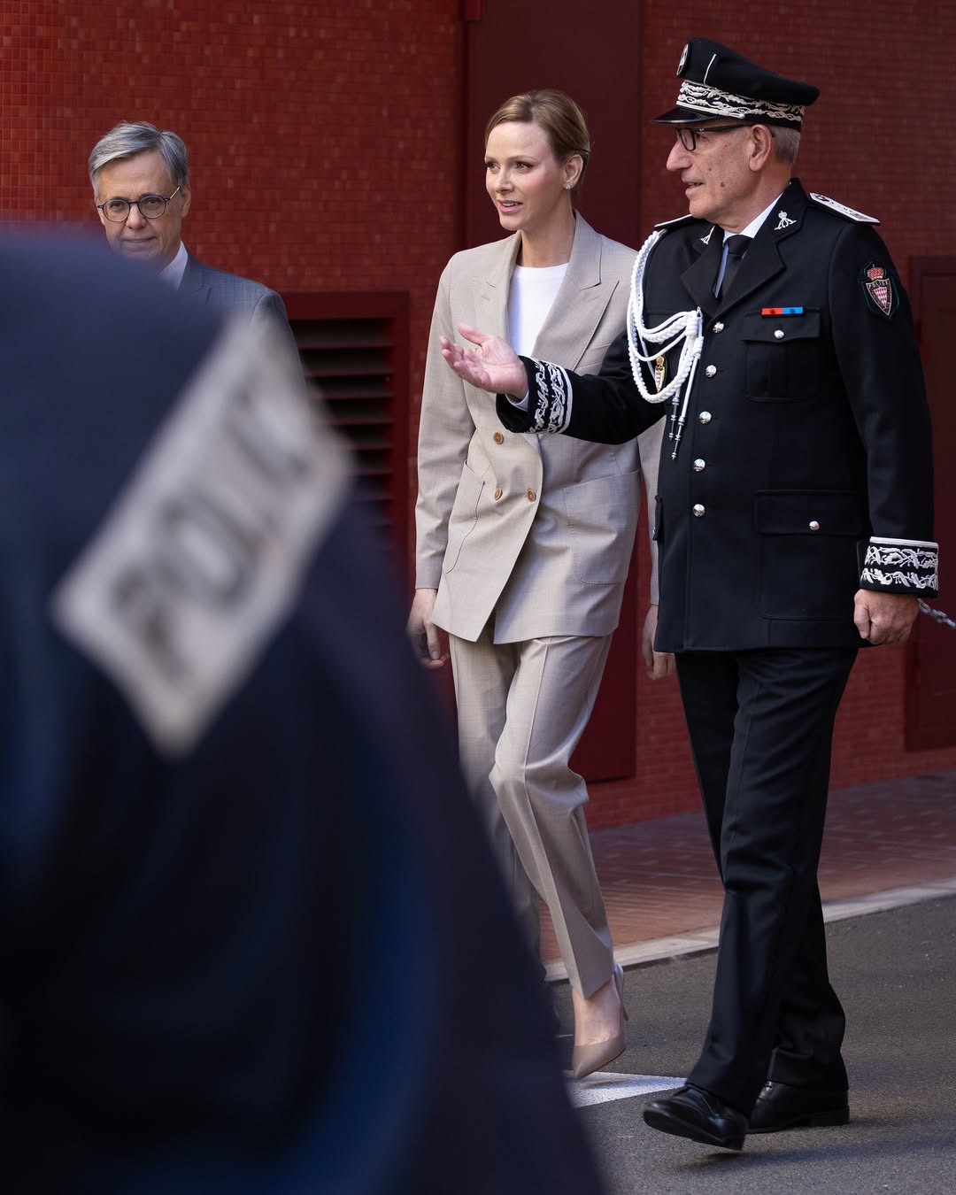 الأميرة شارلن ببدلة كلاسيكية باللون البيج