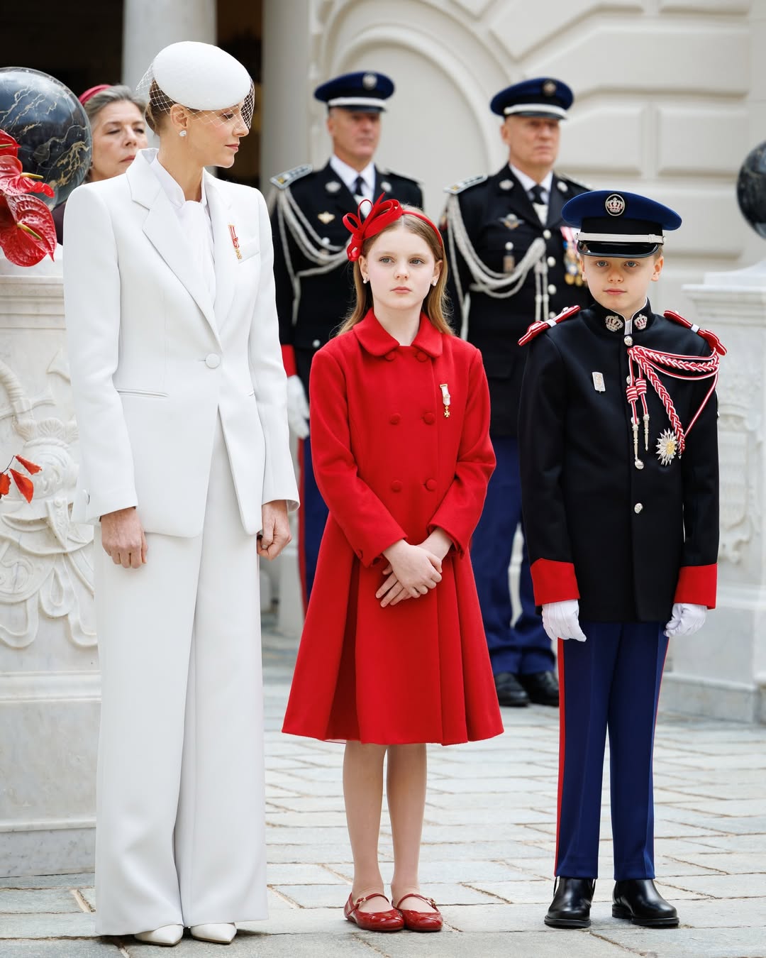 الأميرة شارلن نسقت مع البدلة بلوزة ناعمة باللون الأبيض