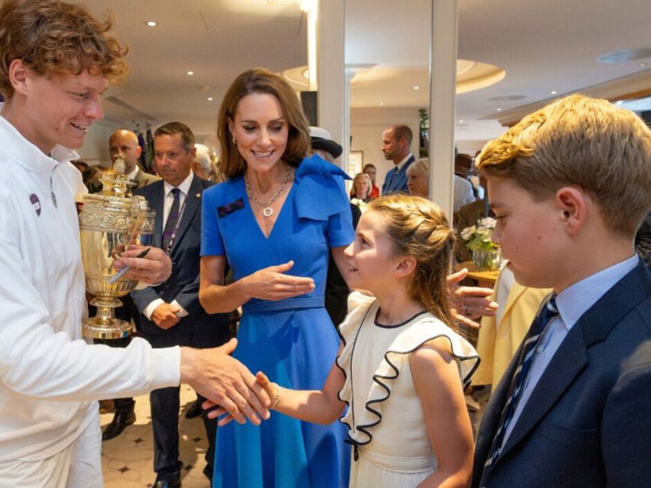 الأميرة شارلوت المشهد في ويمبلدون بجانب والدتها، لتتسلم كرات تنس موقعة من البطل يانيكسينر