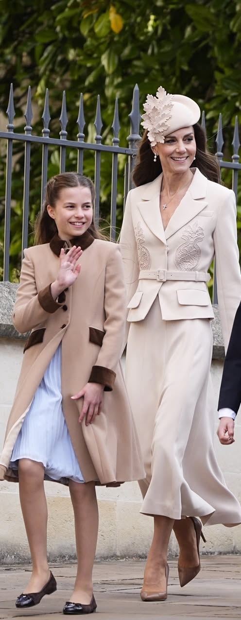 الأميرة شارلوت ترتدي فستانا قصيرا باللون الأزرق الفاتح بقصة البليسيه