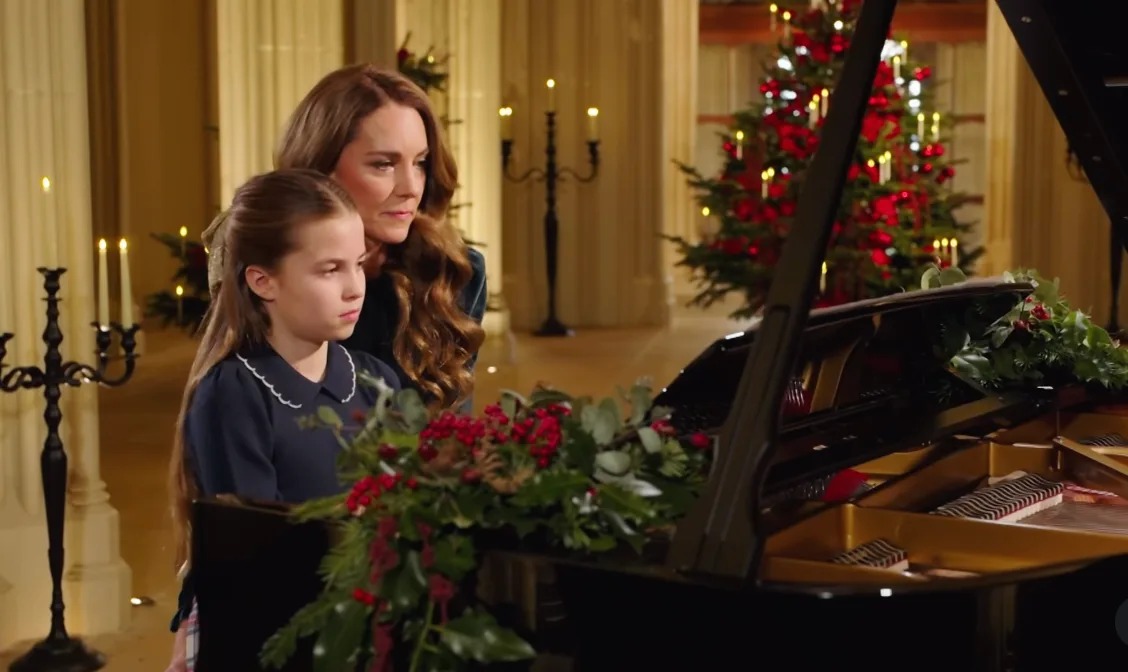 الأميرة شارلوت قد انضمت إلى والدتها في عزف ثنائي خاص على البيانو
