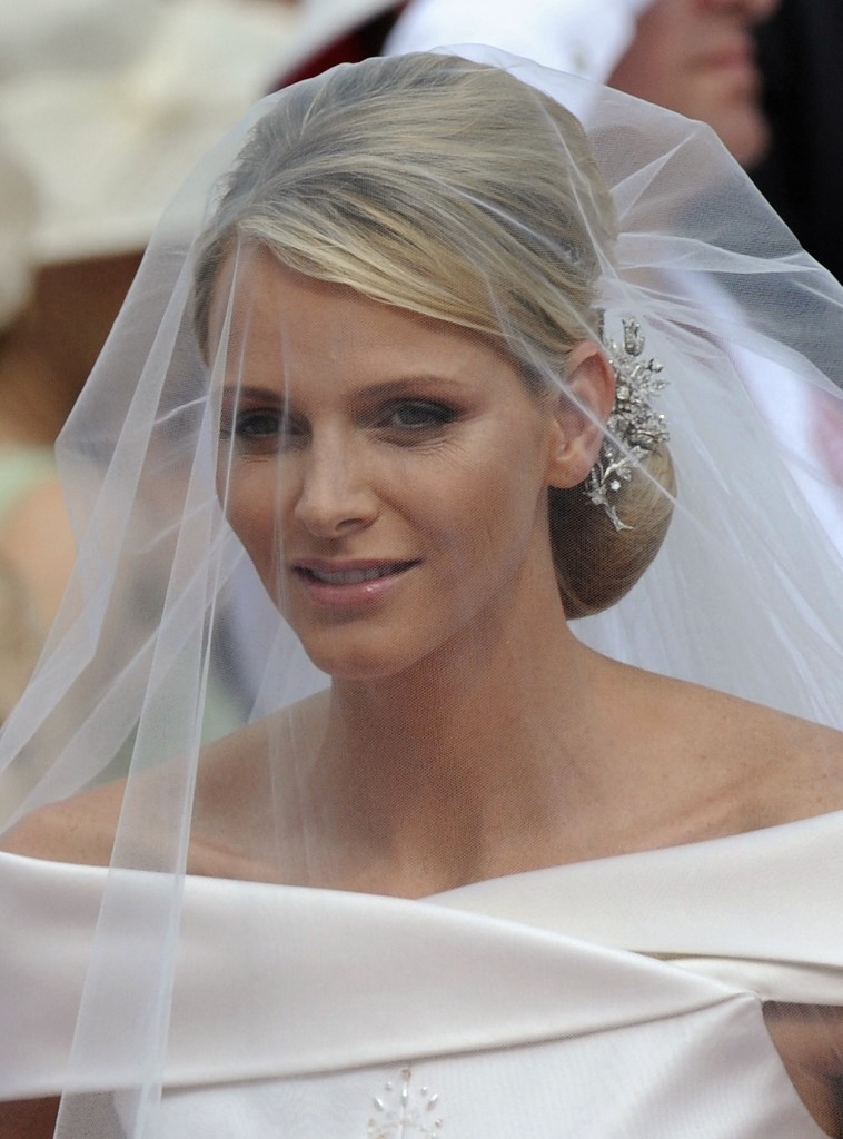 الأميرة شارلين استعارت دبابيس Diamond floral brooches من الأميرة كارولين
