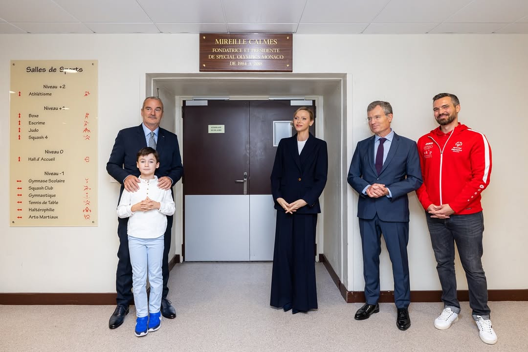 الأميرة شارلين ببدلة دافئة باللون الأزرق الداكن