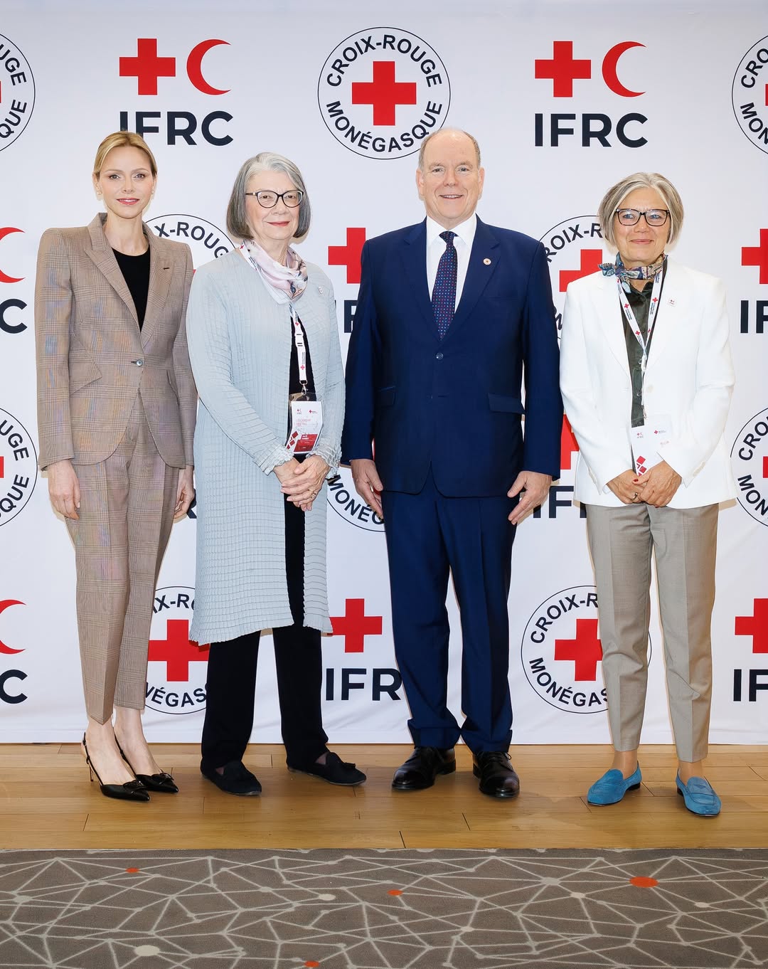 الأميرة شارلين بدلة كلاسيكية باللون الكافيه بطبعة الكاروهات