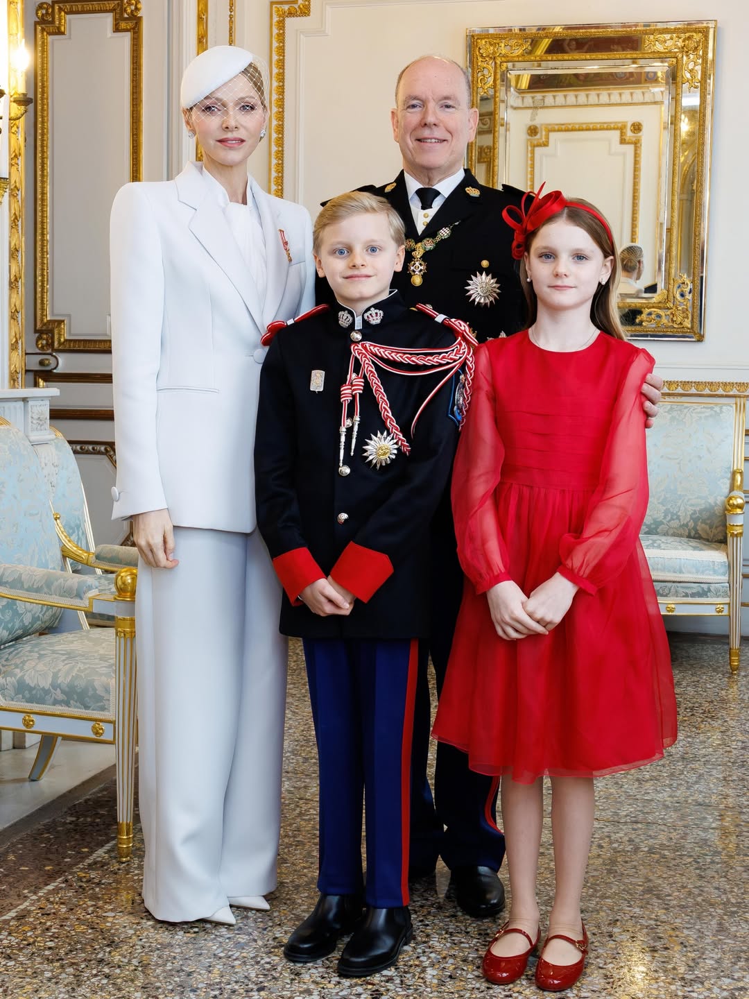  الأميرة شارلين بصيحة البدلة باللون الأبيض