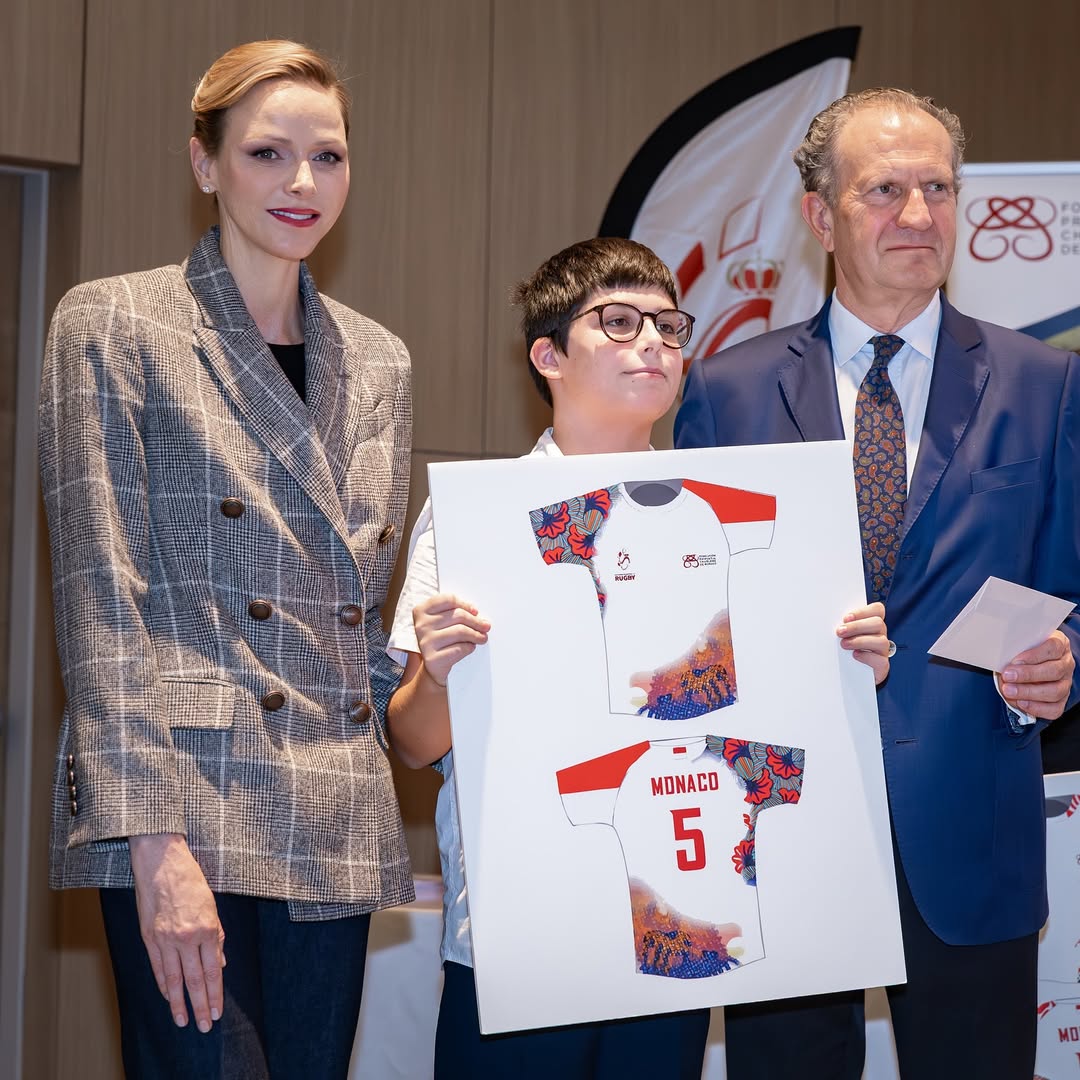 الأميرة شارلين صيحة الكاروهات بتنسيق كلاسيكي