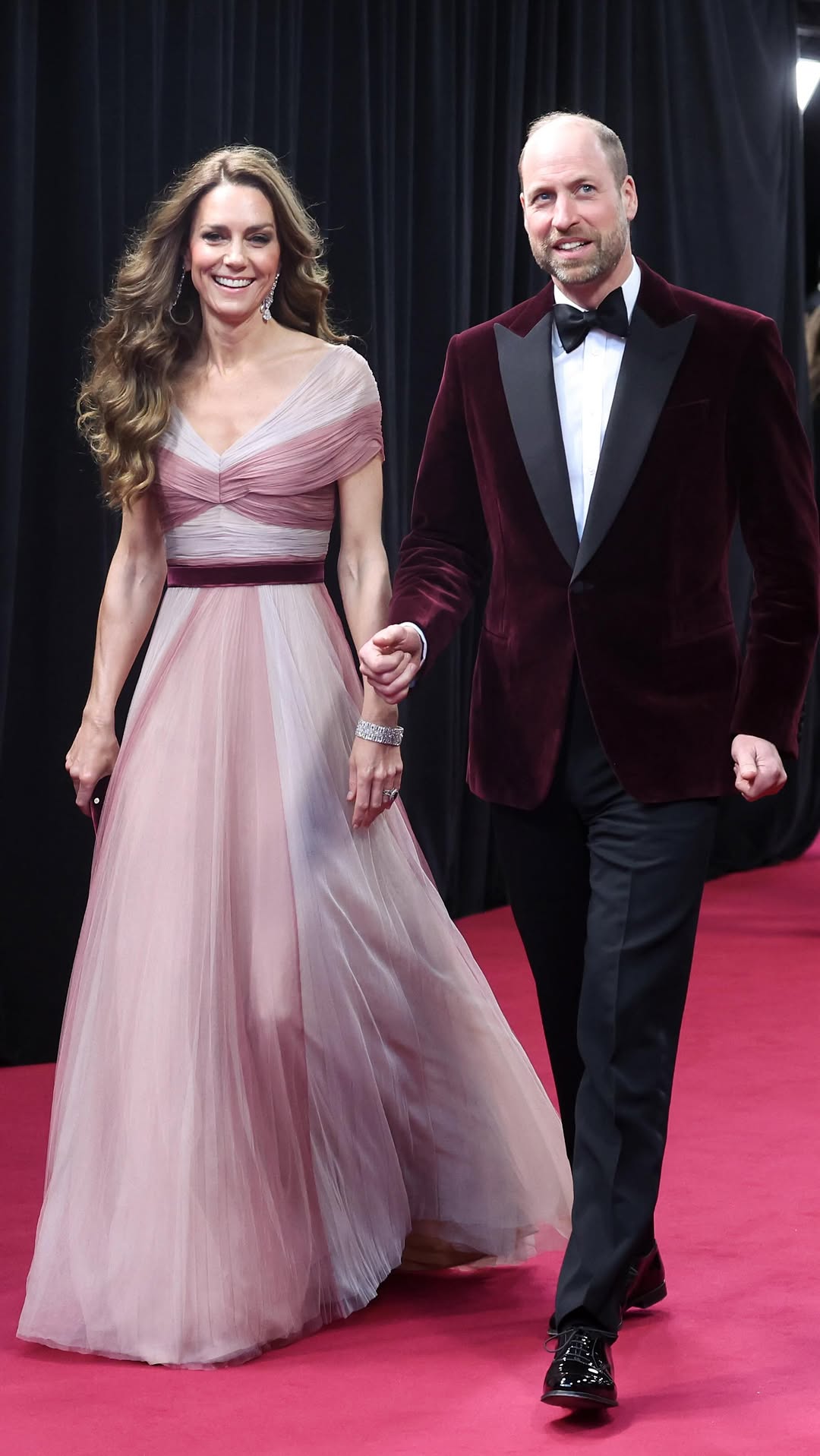 الأميرة كيت ميدلتون بفستان انسيابي طويل مصمم بقماش مرهف بتدرجات اللون الزهري