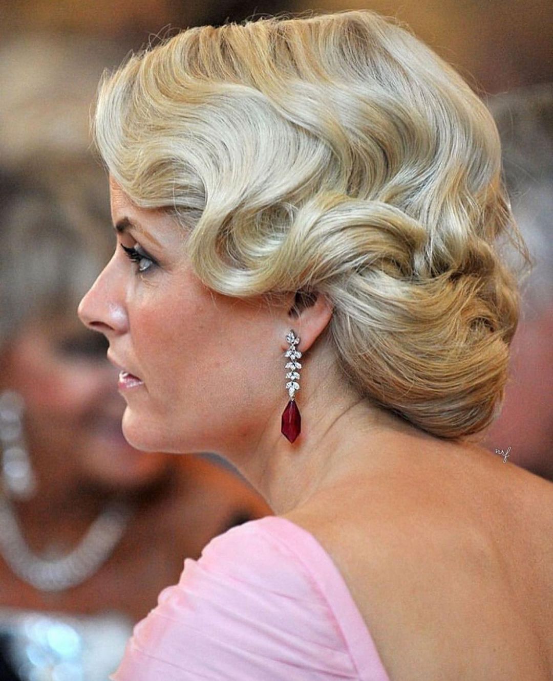 الأميرة ميت ماريت بأقراط The Convertible Diamond Earrings المرصعة بالأحجار الكريمة