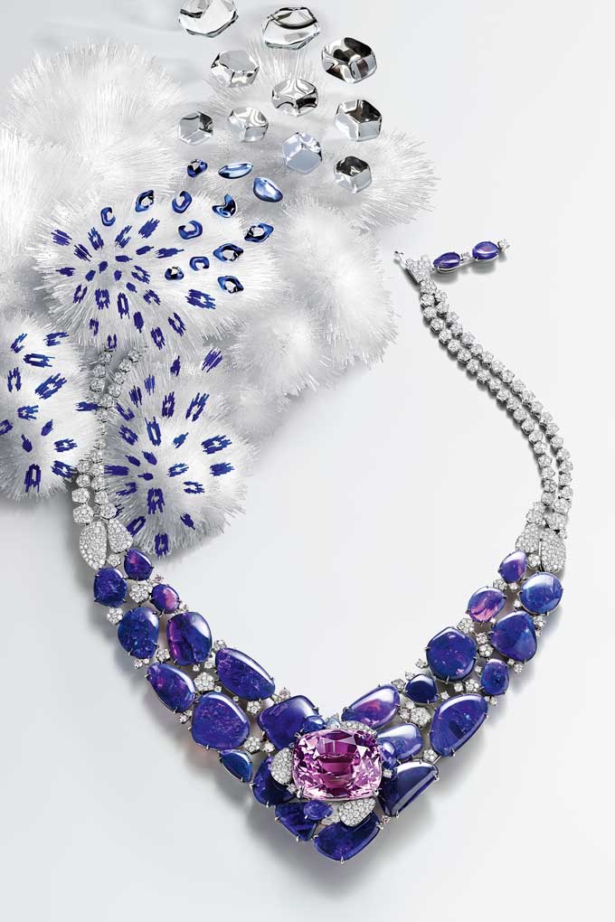 الأوبال يتألق بالإشراق في قلادة من Cartier