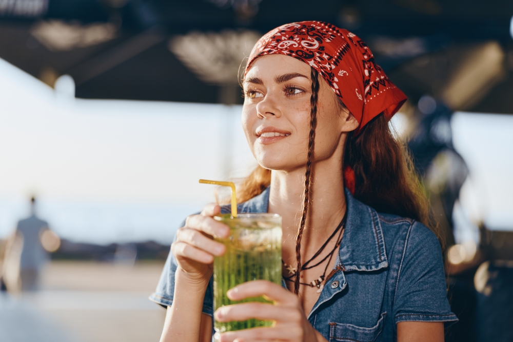 الأوشحة الحريرية الخفيفة، تقلل احتكاك الشعر وتحميه من الرياح.