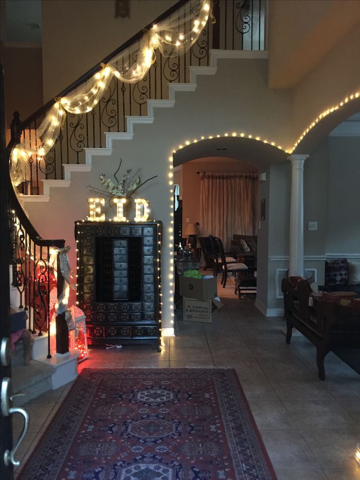 الإضاءات الدافئة من اللمسات التي تضفي سحرًا خاصًا على ديكور المنزل في العيد