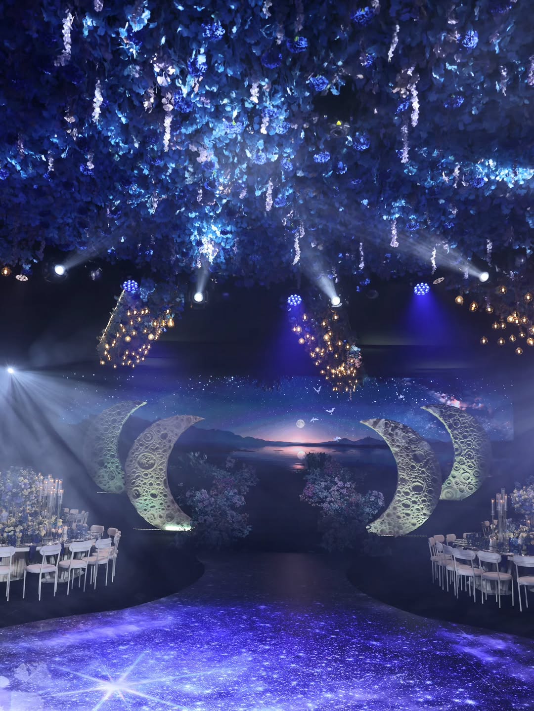الإضاءات الزرقاء الكهربائية تملأ المكان- تنظيم @naghamweddingplanner