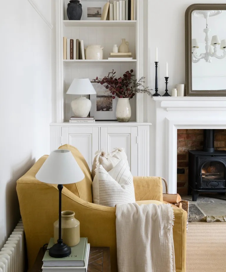 الإضاءة الدافئة والمتنوعة تضيف عمق وراحة إلى الغرف البيضاء