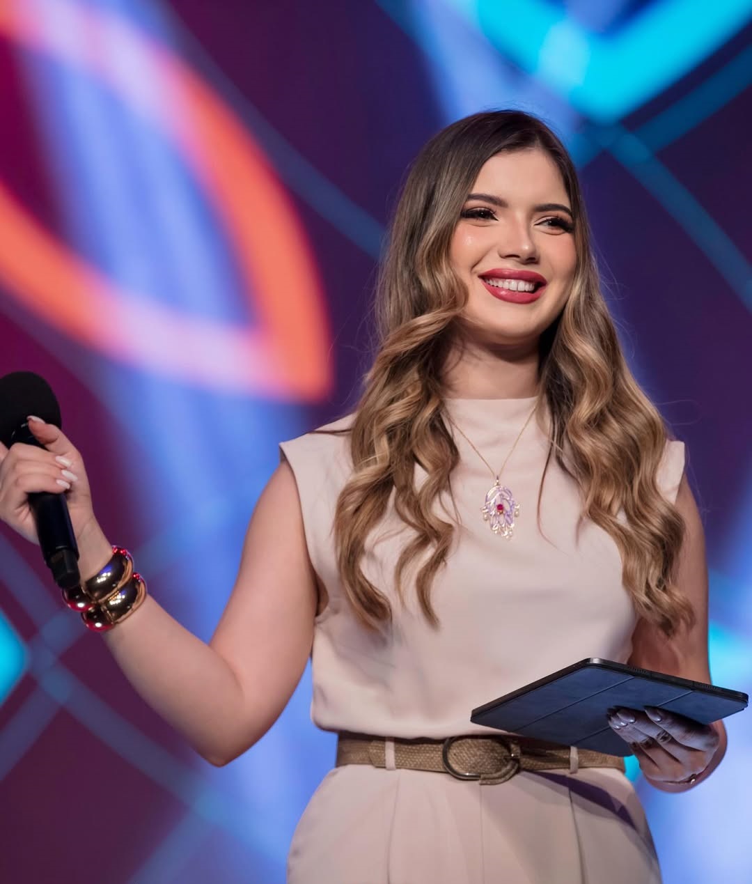 الإعلامية الجزائرية ريم عماري