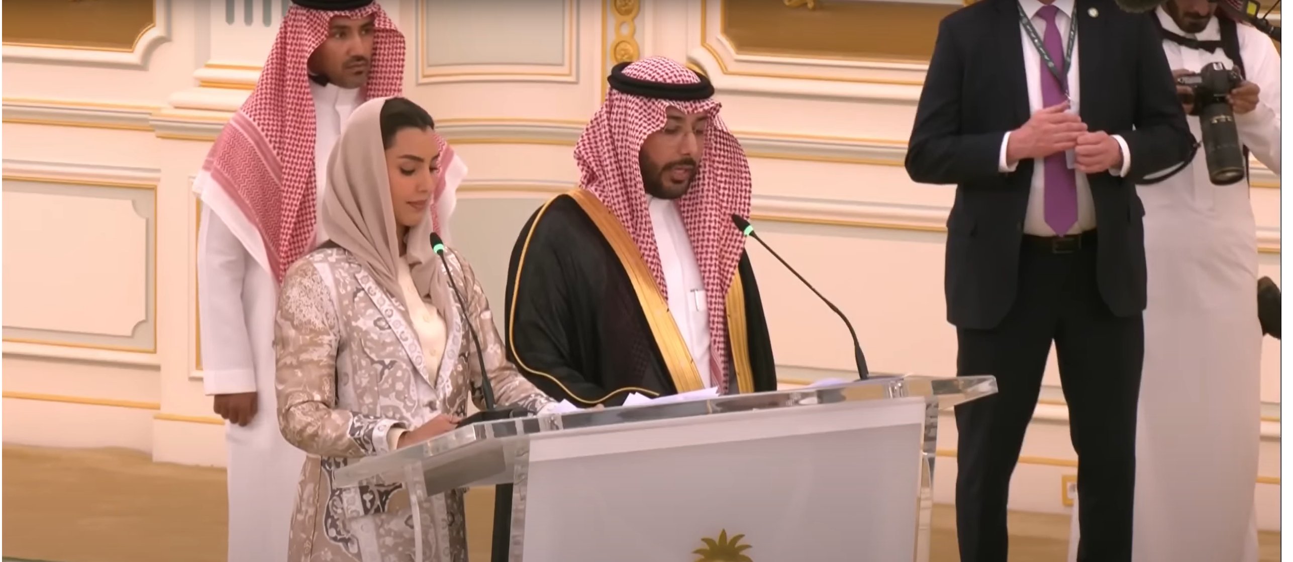 الإعلامية فاطمة فهد وأداء متزن وحضور قوي أمام كبار الزوار من البلدين