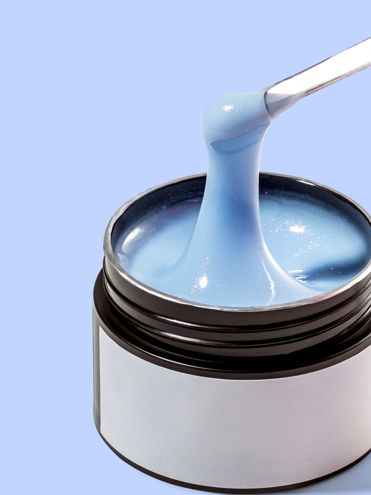 الإفراط في استخدام الجل أو الأكريليك من الأخطاء التي تدمر الأظافر