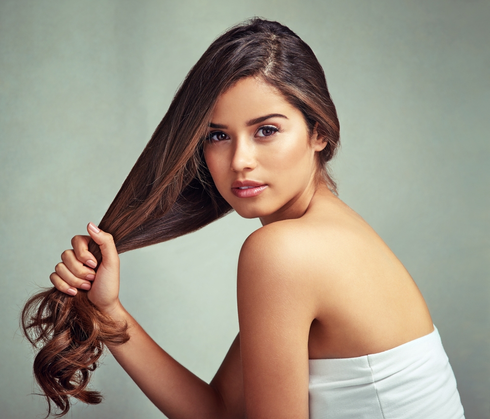 الإفراط في استخدام المكواة أو السشوار أو صبغات الشعر الكيميائية يضعف بصيلات الشعر مع الوقت.