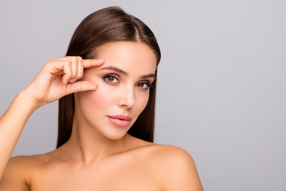 الإفراط في نتف الحواجب أو إعادة رسمها بشكل متكرر قد يسبب تقليل الكثافة أحيانا