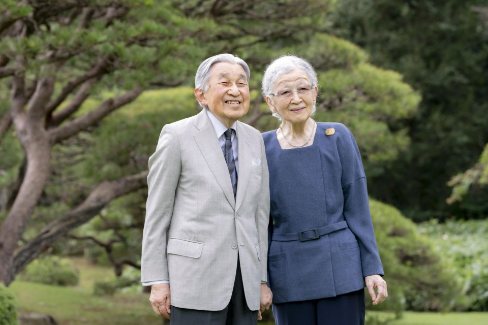 الإمبراطور أكيهيتو Emperor Akihito والإمبراطورة ميتشيكو Empress Michiko-66 عام