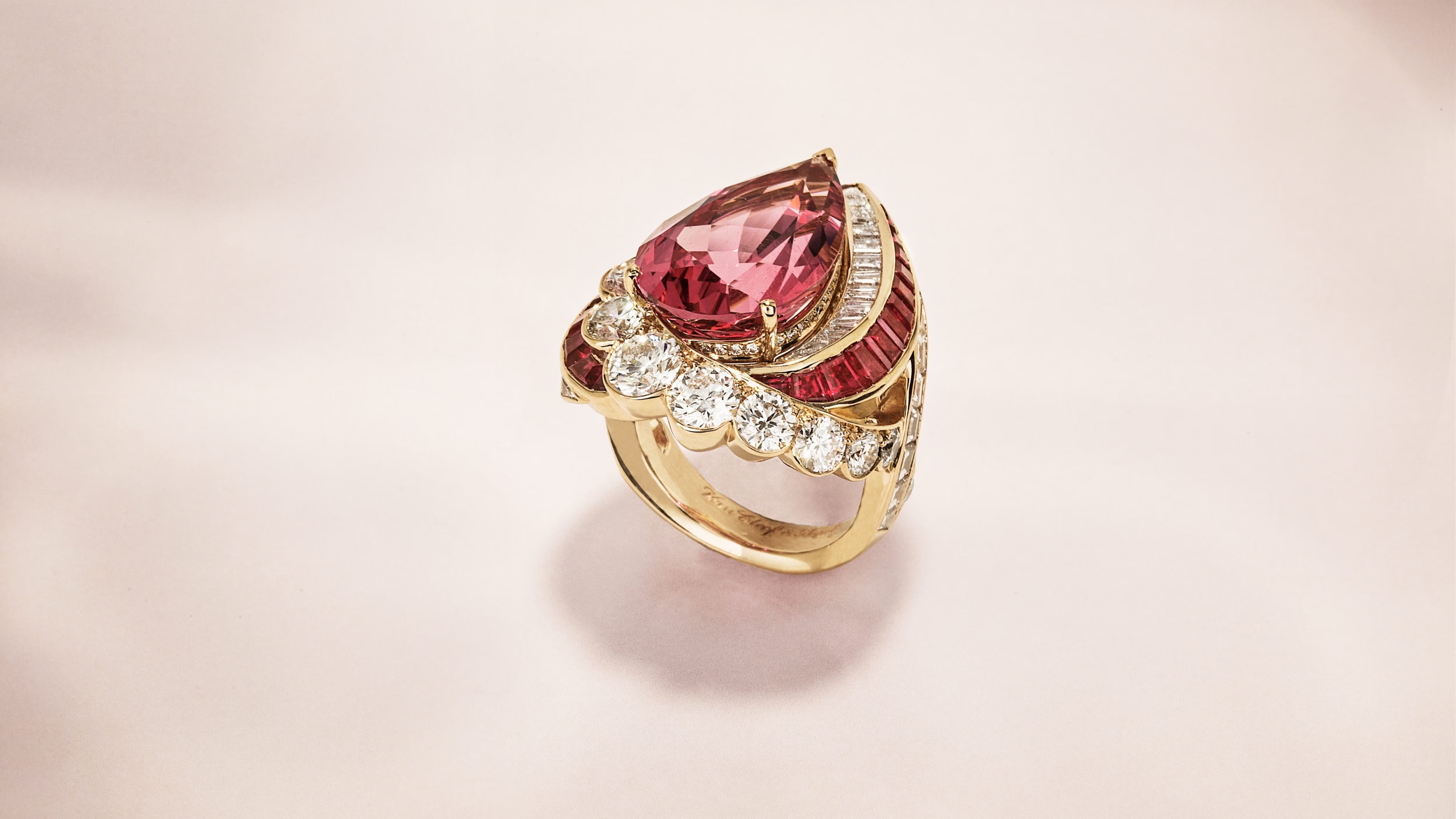 الاسبينل حجر أغسطس في خاتم من Van Cleef & Arpels