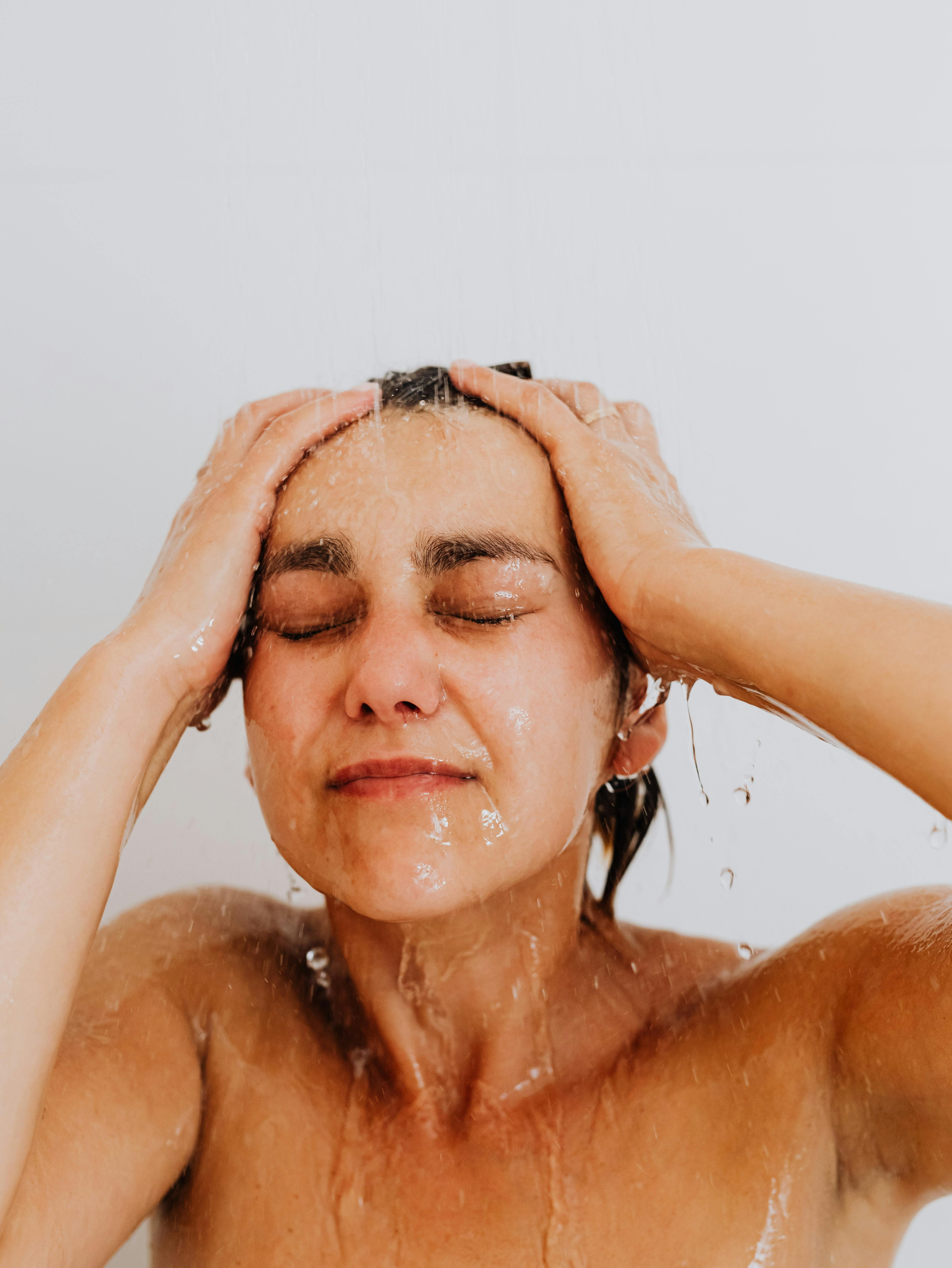 الاستحمام بماء فاتر يساعد على فتح المسام بلطف ويسهّل عمل المقشر