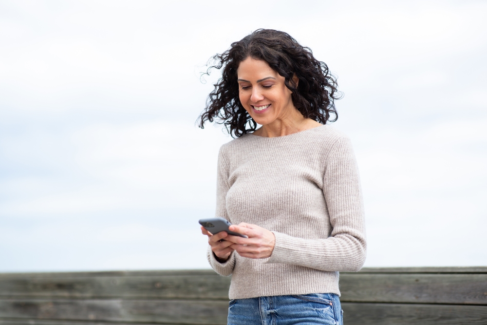 الاستخدام المستمر للهاتف مع انحناء الرأس يضعف عضلات الرقبة ويزيد من الترهل