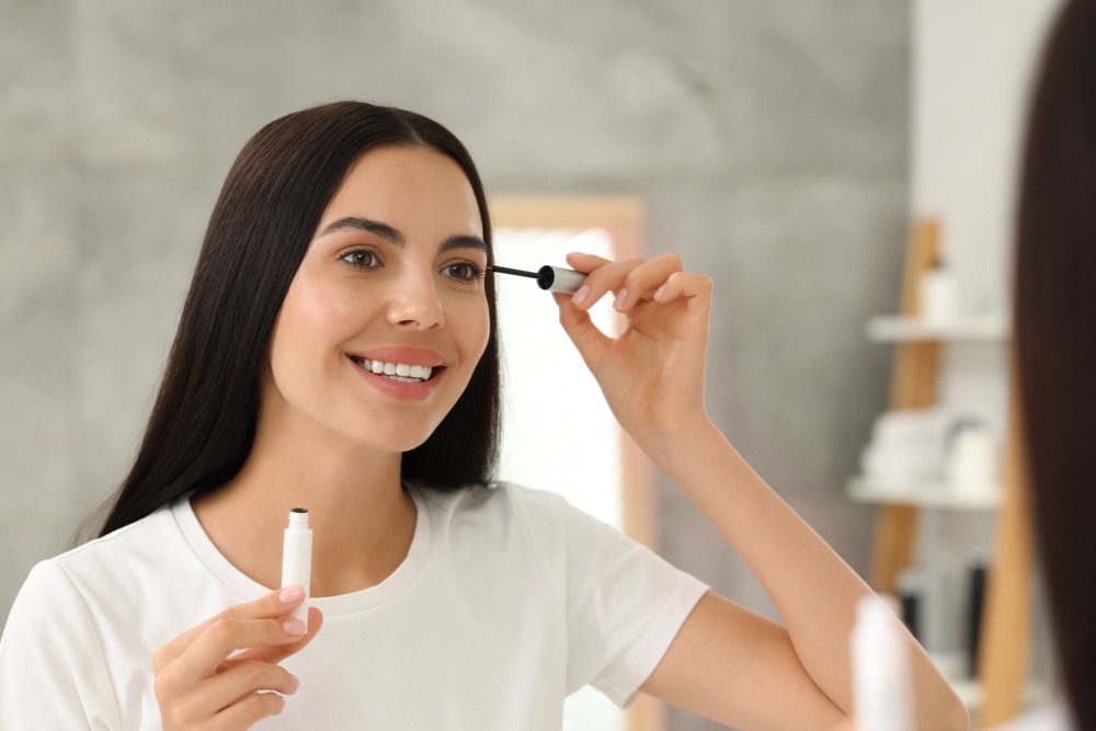 الاستخدام المفرط للماسكارا المقاومة للماء دون تنظيف عميق قد يؤدي إلى ضعف الرموش