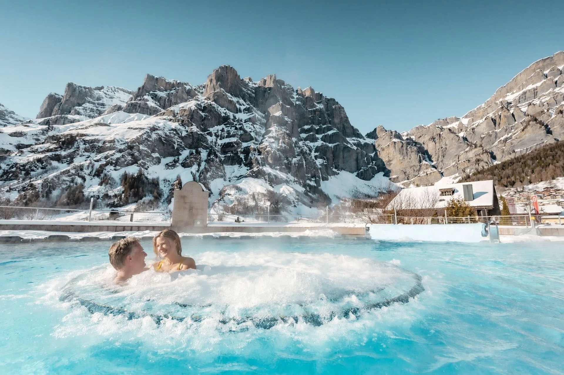 الاستشفاء بالجليد والنار  جربي سبا الفندق الذي يقدم جلسات تدليك بالأحجار الساخنة