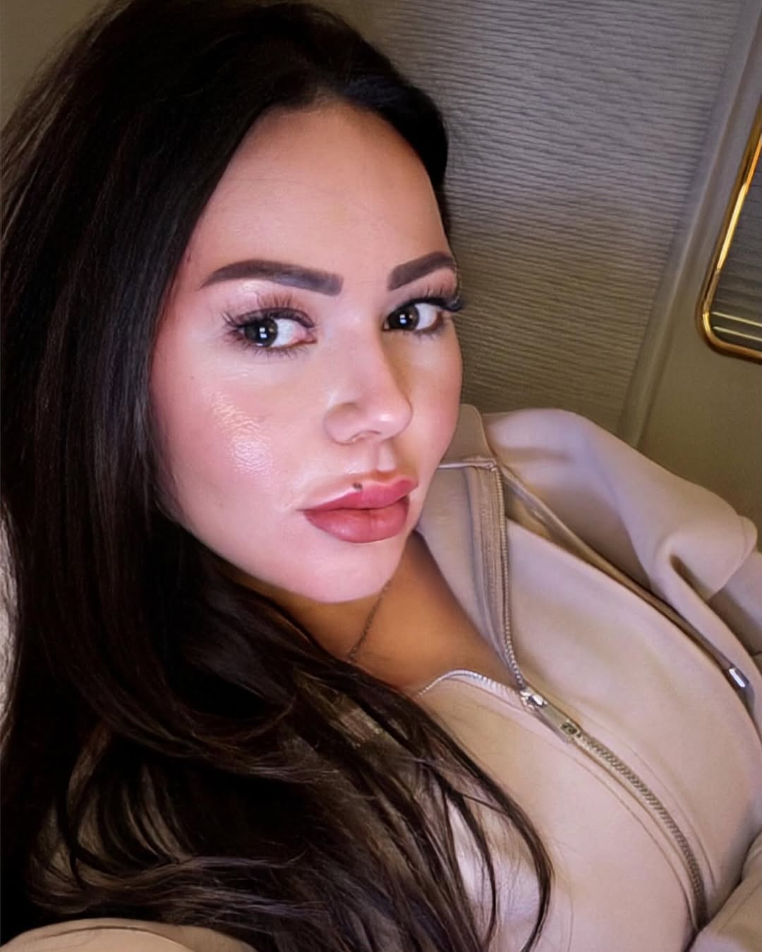 الاعلامية اسما ابراهيم في اطلالة لها داخل الطائرة- صورة من انستغرامها