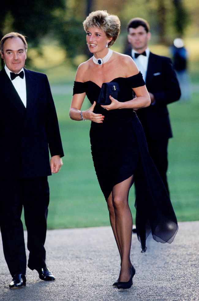 فساتين الـOff Shoulder السوداء