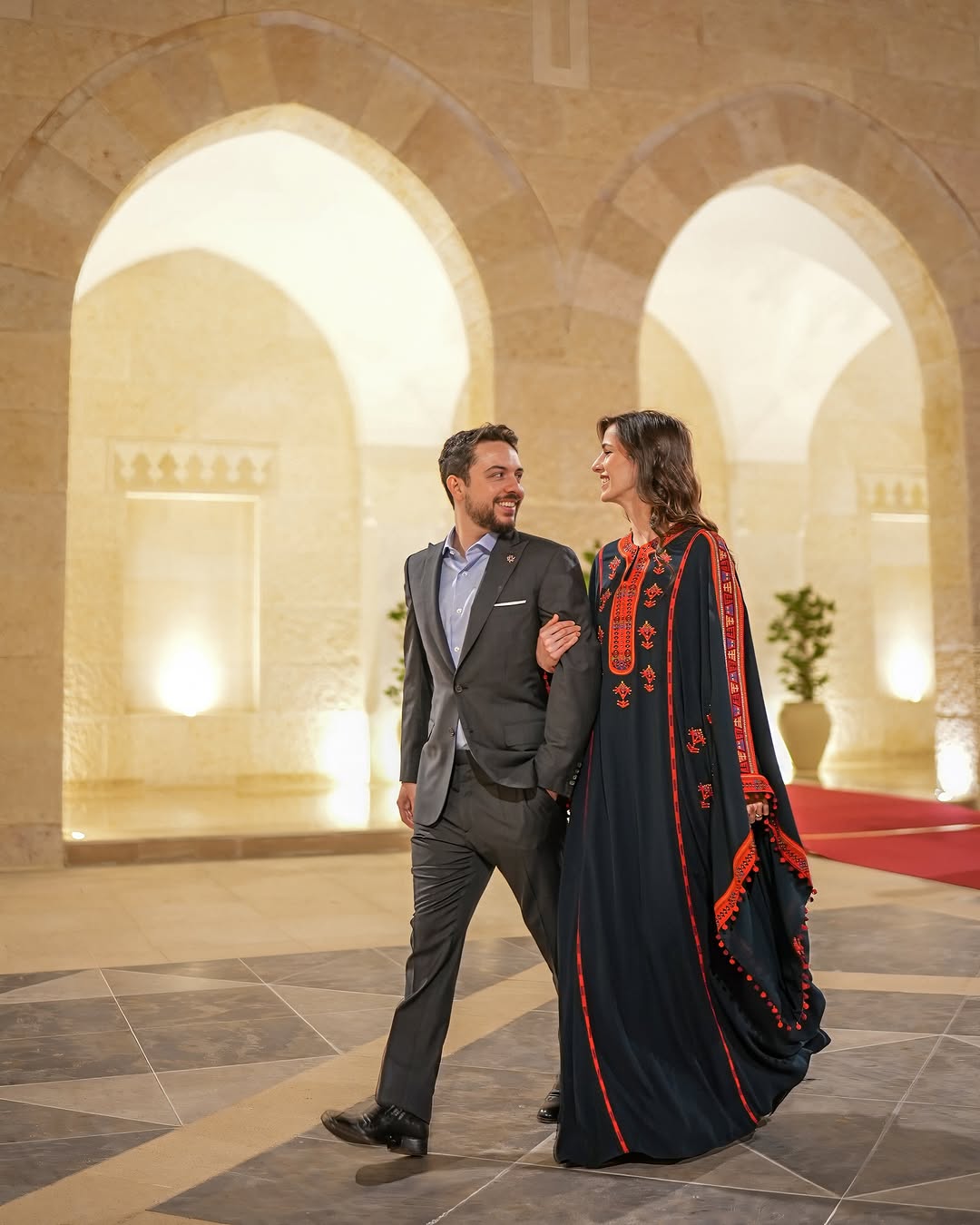 الاميرة رجوة بعباية نجدية من Art of Heritage خلال إفطار في الأردن