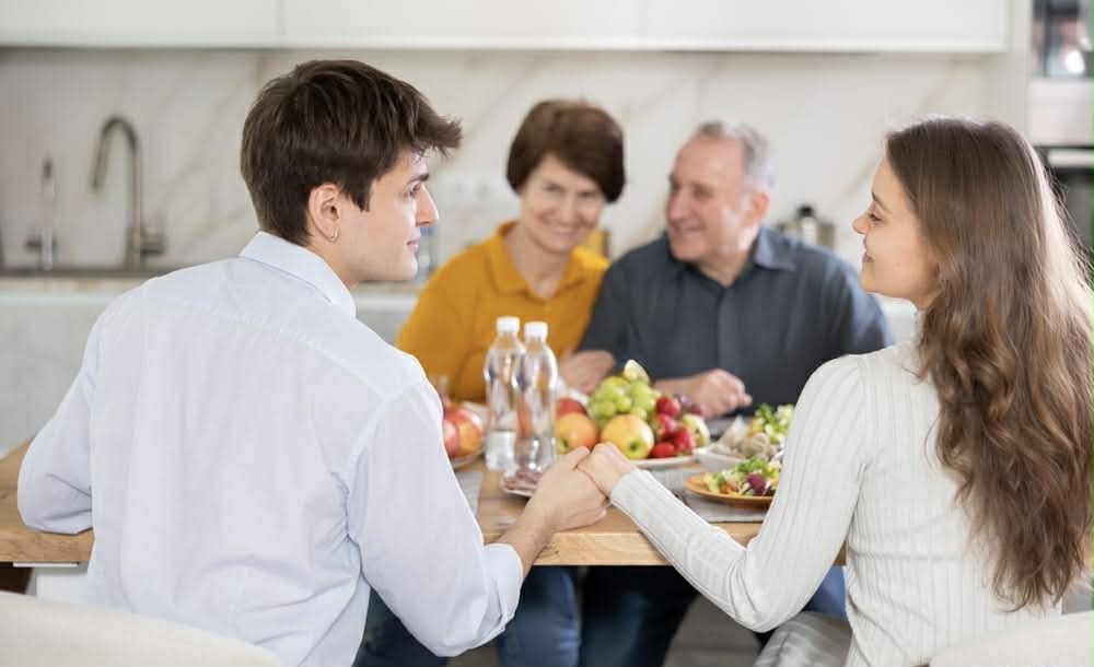 الانتقال من دور الابنة إلى شريكة الحياة