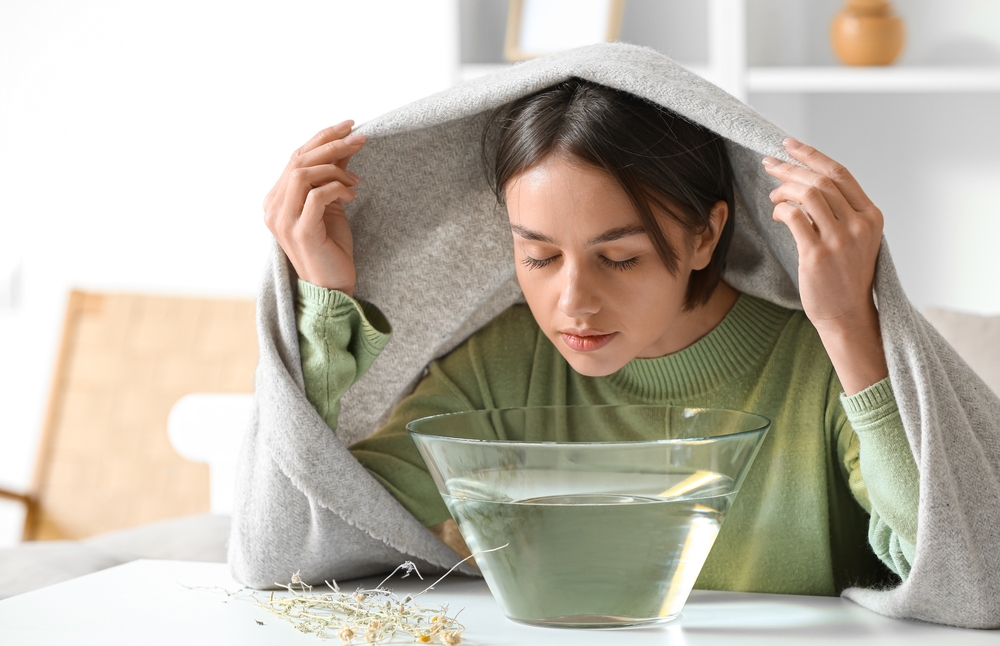 البخار من أكثر الوسائل الطبيعية قدرةً على تهيئة البشرة وتنظيف المسام بعمق