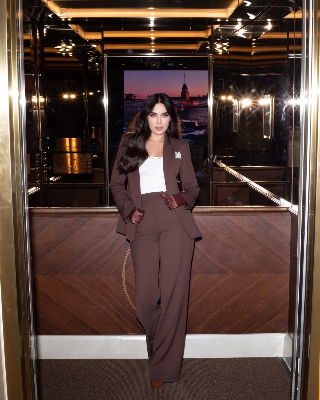 إطلالة سيرين عبد النور بالبدلة البنية لسهراتك الخريفية مع الصديقات